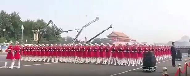 Çin kadın askerleriyle gövde gösterisi yaptı 13